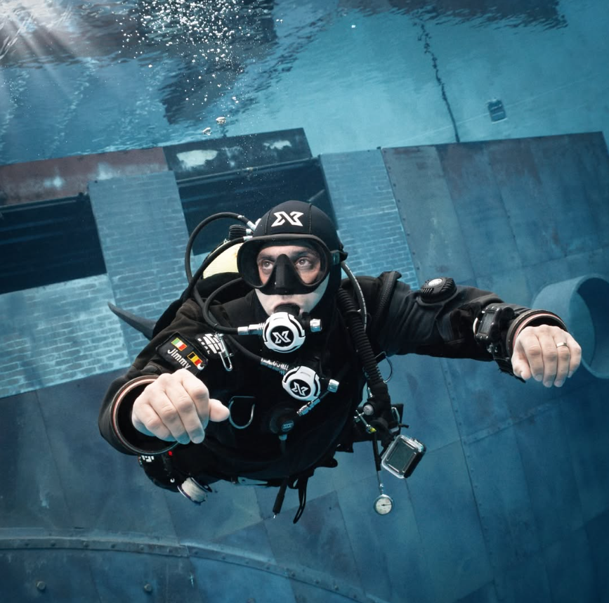 Duikinstructeur van Sidemount Academy tijdens een duik in een steengroeve