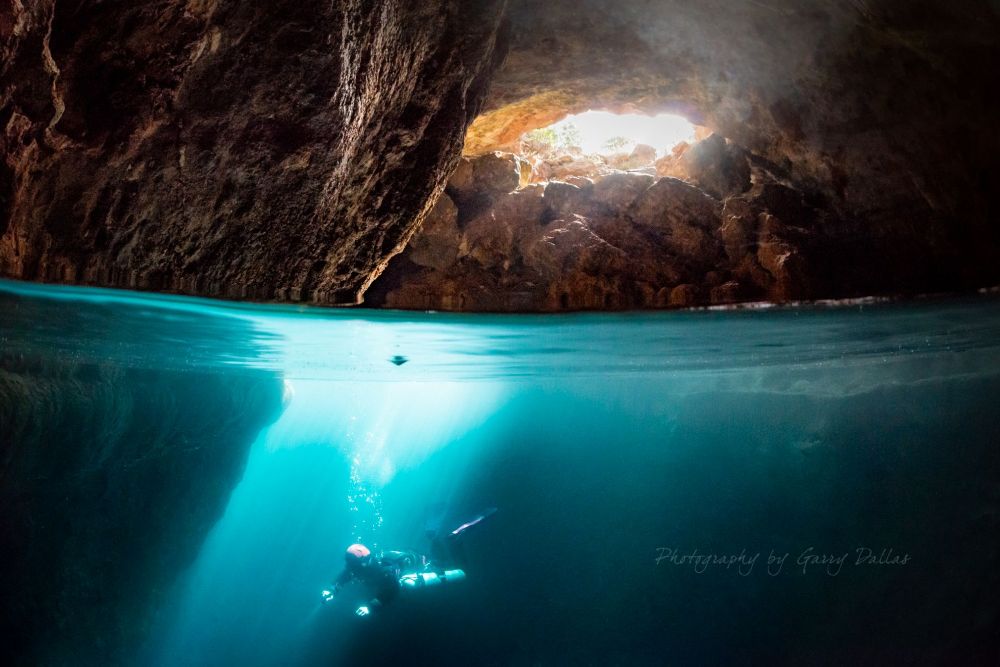 Grotduiker van Sidemount Academy tijdens een cave diving opleiding